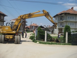 Komuna fillon të lirojë hapësirat publike në Dëbërllukë