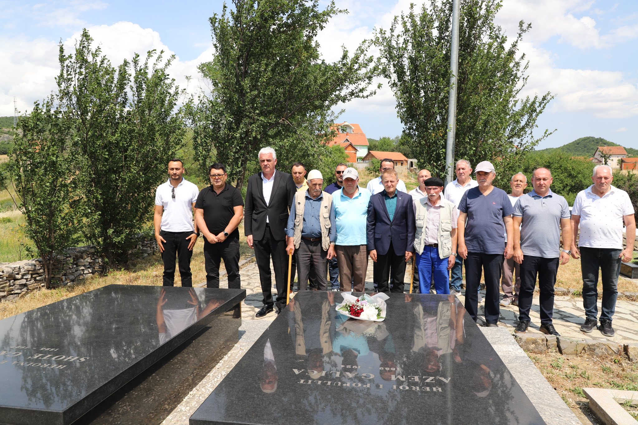 Kryetari Idrizi nderon heroin Azem Galica në 101-vjetorin e rezistencës së Arbërisë së Vogël